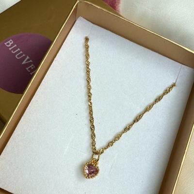 Colar dourado com pendente coração rosa em caixa dourada