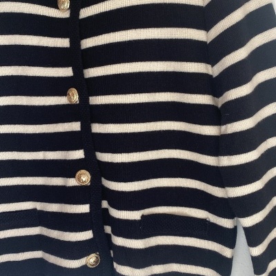 Casaco às riscas azul escuro e branco com botões dourados