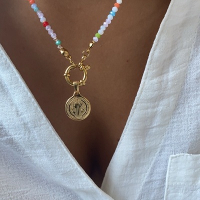 Colar colorido com pendente dourado e camisa branca