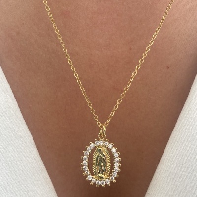 Colar dourado com pendente oval religioso e pedras brilhantes