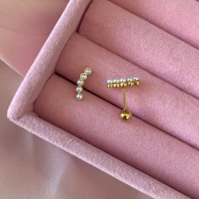 Brincos dourados com pérolas em caixa rosa de veludo