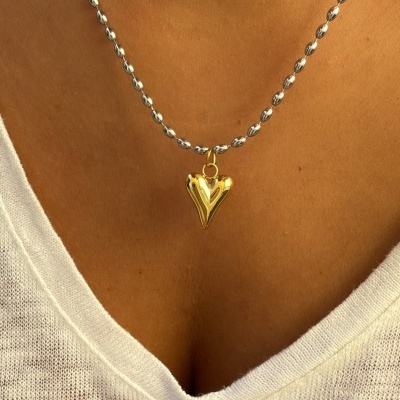 Colar com pendente dourado em forma de coração e corrente prateada