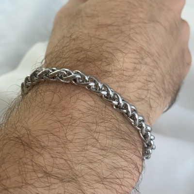 Pulseira de corrente prateada no pulso