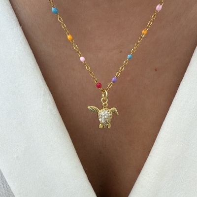 Colar dourado com contas coloridas e pendente de coelho com asas