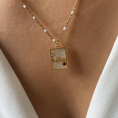 Colar dourado com pendente retangular e contas brancas