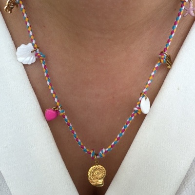 colar colorido com pendentes dourados, brancos e rosa