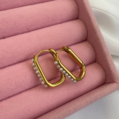 Brincos dourados retangulares com pérolas em caixa de veludo rosa