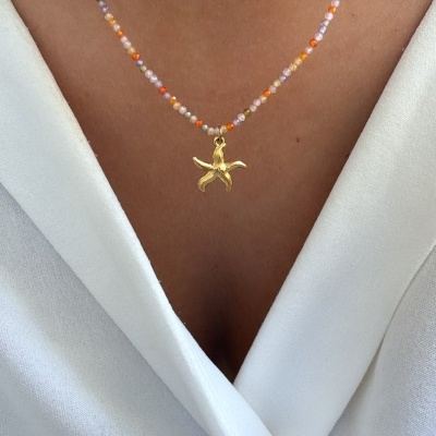 Colar com contas coloridas e pendente dourado em forma de estrela do mar