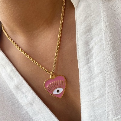 Colar dourado com pendente coração rosa e olho estilizado