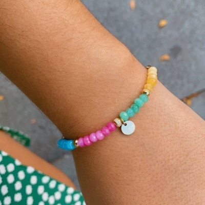 Pulseira colorida de miçangas no pulso