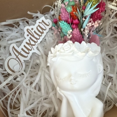 Caixa&#x20;com&#x20;vaso&#x20;flores&#x20;secas