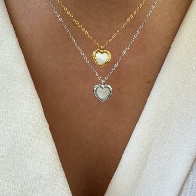 Dois colares com pendentes de coração em prata e dourado