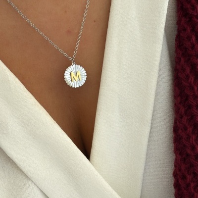 Colar&#x20;inicial&#x20;prateado&#x20;e&#x20;dourado