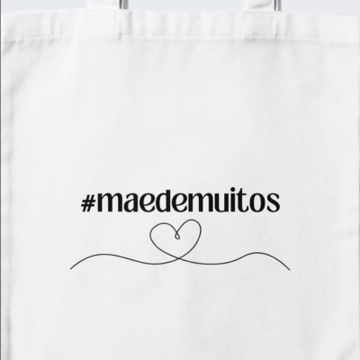 Saco de tecido branco com texto '#maedemuitos' e coração desenhado