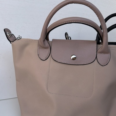 Mala de mão bege com aba castanha e fecho de botão