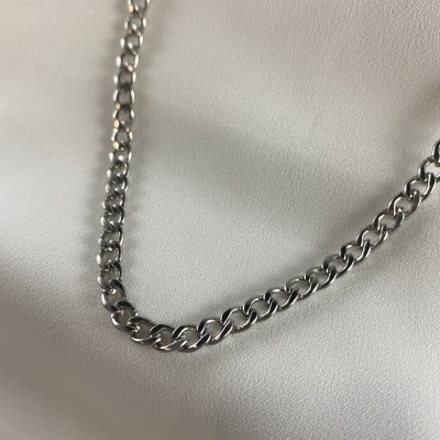 Colar de corrente metálica prateada com elos grossos