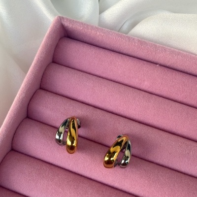 Brincos bicolores dourado e prateado em estojo rosa almofadado