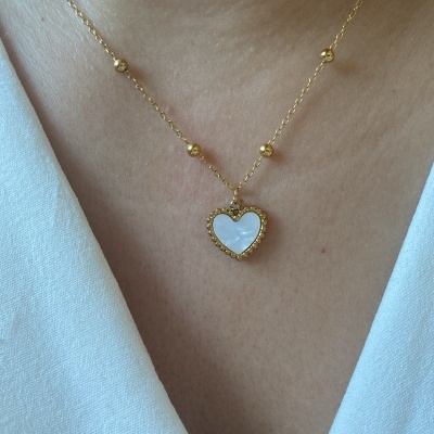 Colar dourado com pendente de coração branco e moldura dourada