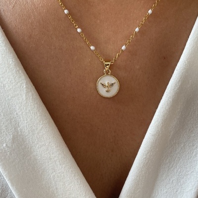 Colar dourado com pendente branco e pomba dourada ao centro