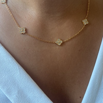 Colar dourado com pendentes de flores cravejadas em cristal