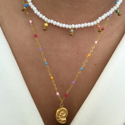 Colar duplo com pérolas brancas, contas coloridas e pendente dourado em forma de concha