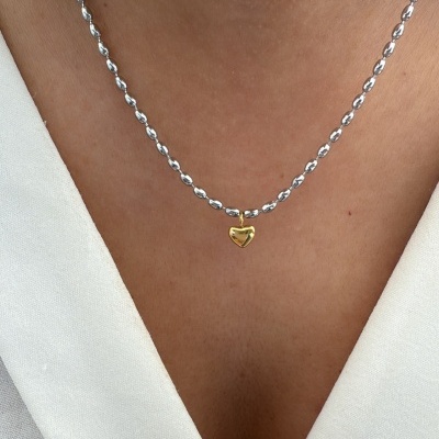 Colar com corrente prateada e pendente de coração dourado