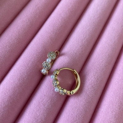 Argolas&#x20;com&#x20;brilho&#x20;e&#x20;p&#x00E9;rolas