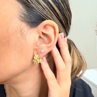 Brincos&#x20;flowers&#x20;com&#x20;p&#x00E9;rolas