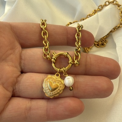 Colar dourado com pendente em forma de coração e pérola