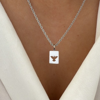 Colar prateado com pendente retangular e recorte de pá