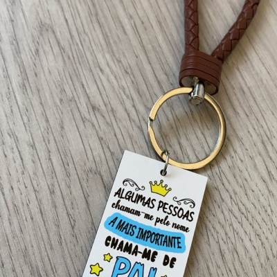 Porta-chaves com inscrição sentimental em português e alça trançada castanha