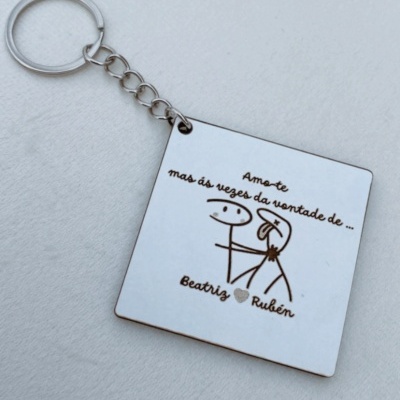Chaveiro quadrado metálico prateado com desenho e texto gravado