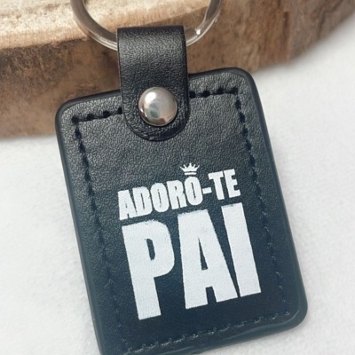 Porta-chaves preto em pele sintética com texto branco Adoro-te Pai e argola metálica