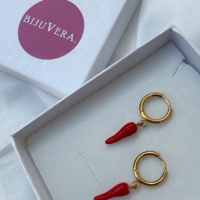 brincos dourados com pendentes de pimento vermelho em caixa branca com logo BIJUVERA