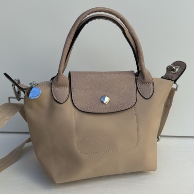 Mala pequena bege com alças castanhas e botão prateado