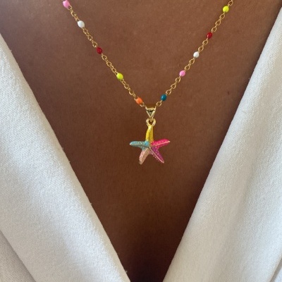 Colar dourado com pendente de estrela-do-mar colorida e corrente com bolas coloridas