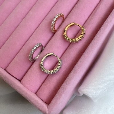 Brincos de argola com pedras em caixa de veludo rosa