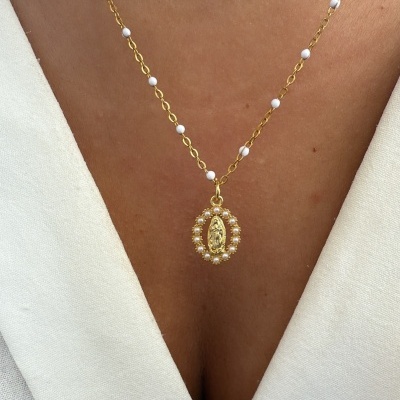 Colar dourado com pérolas pequenas e pendente oval