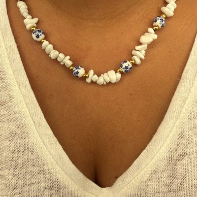 Colar de pedras e contas azuis e brancas