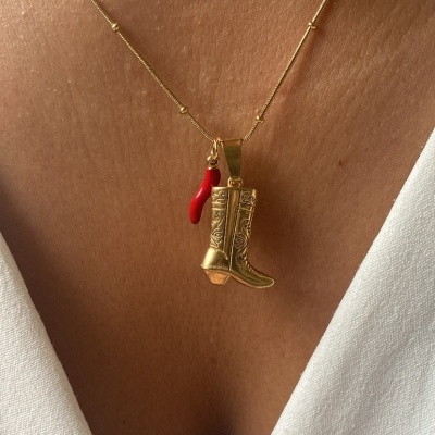 Colar dourado com pendentes de bota dourada e corno vermelho