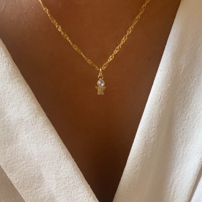 Colar dourado com pendente em forma de cruz e detalhe circular transparente