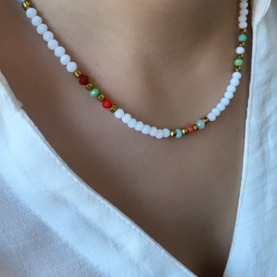 Colar&#x20;pedras&#x20;brancas&#x20;e&#x20;coloridas