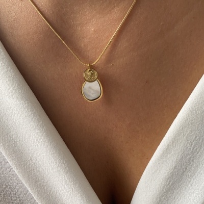 Colar&#x20;madrep&#x00E9;rola&#x20;queen