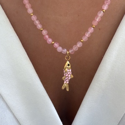 Colar com contas rosa e pendente de peixe dourado com detalhes em rosa