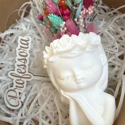 Caixa&#x20;com&#x20;vaso&#x20;flores&#x20;secas