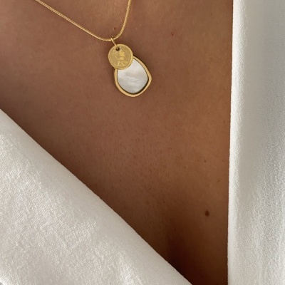 Colar dourado com medalhas e peça madre-pérola