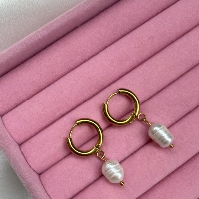 Brincos de argola dourada com pérolas em caixa rosa almofadada