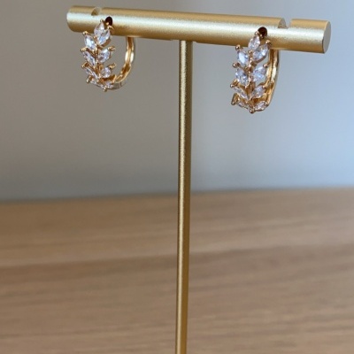 Brincos dourados com cristais em suporte dourado