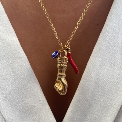 Colar dourado com pendentes de punho, olho e chifre