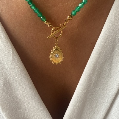 Colar com contas verdes e pendente dourado em forma de gota